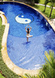 Foto: Woman practising yoga in the swimming pool. Woman practising yoga in the swimming pool.
