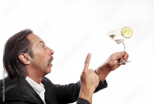 Foto: Drunk businessman talking to a glass of alcoholic drink. Drunk businessman talking to a glass of alcoholic drink.