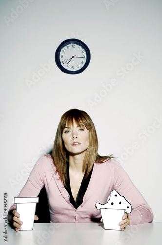Foto: Businesswoman having her breakfast. Businesswoman having her breakfast.