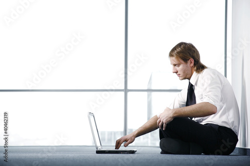 Foto: Businessman using laptop. Businessman using laptop.