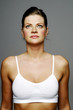 Foto: Woman in sport clothing looking up. Woman in sport clothing looking up.