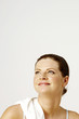 Foto: Woman smiling while looking up. Woman smiling while looking up.