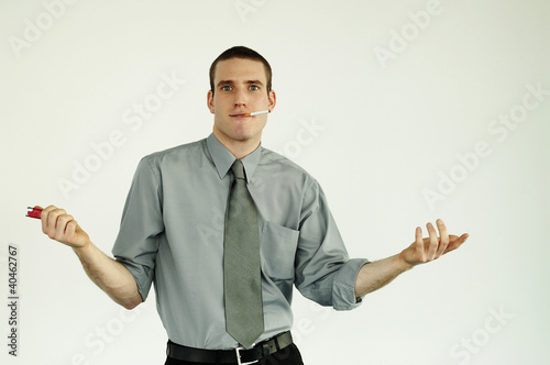 Foto: Businessman smoking cigarette. Businessman smoking cigarette.