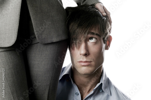 Foto: Businesswoman patting on businessman's head. Businesswoman patting on businessman's head.
