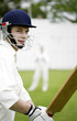 Foto: Man holding a cricket bat Man holding a cricket bat