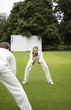 Foto: Man and woman playing cricket Man and woman playing cricket