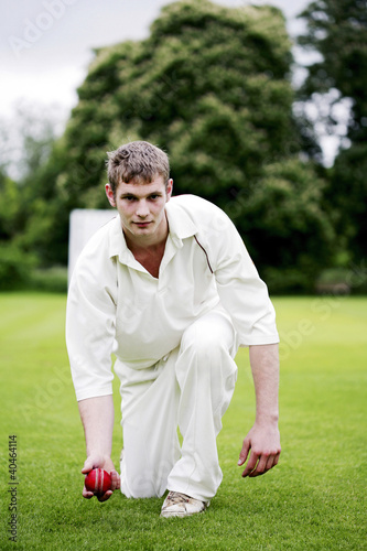 Foto: Man preparing to throw a cricket ball Man preparing to throw a cricket ball