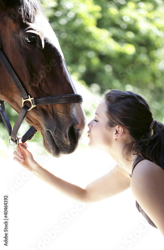 Foto: Woman kissing her horse Woman kissing her horse