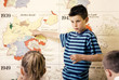 Foto: Boy pointing at a map while other kids watching Boy pointing at a map while other kids watching