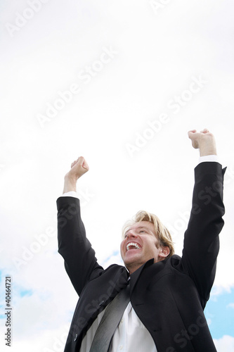 Foto: Businessman lifting both hands up Businessman lifting both hands up