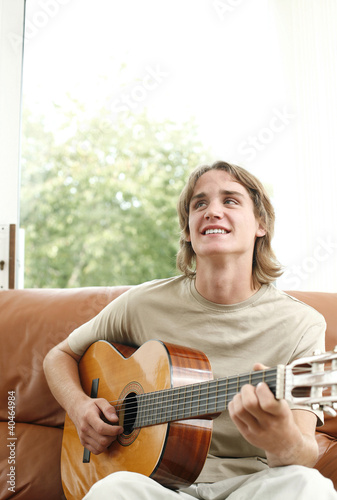 Foto: Young man playing the guitar Young man playing the guitar
