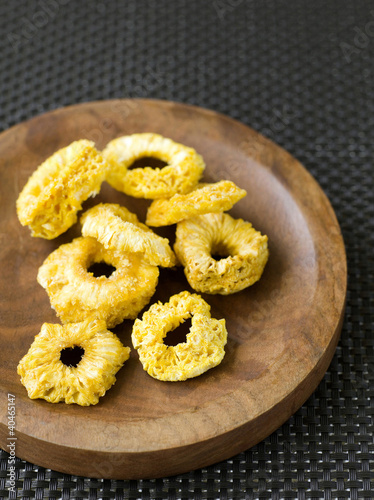 Foto: Dried pineapples on brown plate Dried pineapples on brown plate