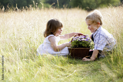 Foto: Children with a basket of flowers Children with a basket of flowers