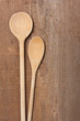 Foto: Zwei Kochlöffel auf einem Holzbrett Zwei Kochlöffel auf einem Holzbrett