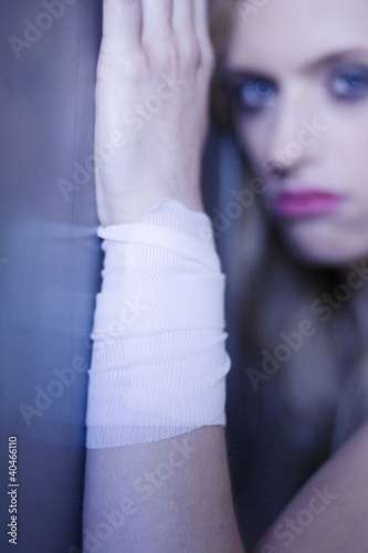 Photo: Woman with injured wrist Woman with injured wrist