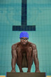 Foto: Man hanging onto the starting block Man hanging onto the starting block