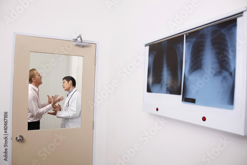 Foto: Doctor revealing the bad news to patient, patient getting emotional Doctor revealing the bad news to patient, patient getting emotional
