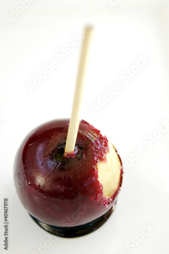 Foto: Bitten toffee apple. Bitten toffee apple.
