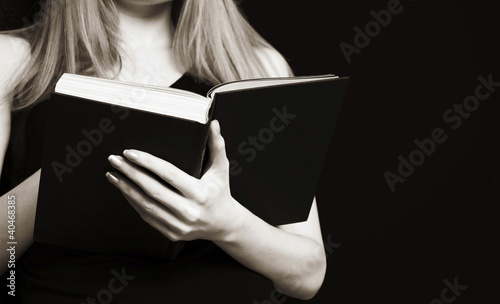 Photo: Woman reading book Woman reading book