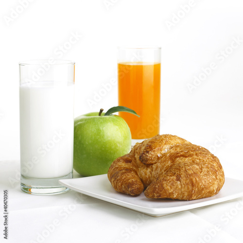 Foto: Breakfast with milk, orange and apple Breakfast with milk, orange and apple