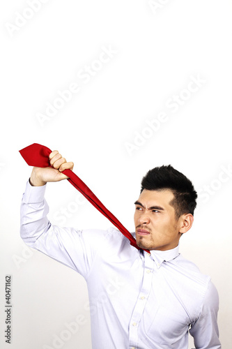 Foto: Businessman pulling his tie Businessman pulling his tie