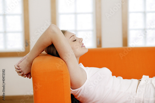 Foto: Young woman resting on the couch Young woman resting on the couch