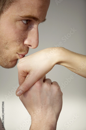 Foto: Man kissing his girlfriend's hand Man kissing his girlfriend's hand