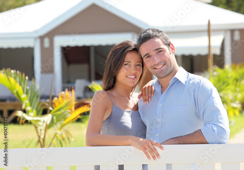 Foto: Couple standing in front of new home Couple standing in front of new home