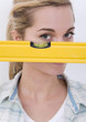 Foto: Woman holding a spirit level Woman holding a spirit level