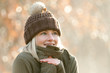 Junge Frau im Herbst