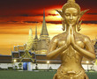 Foto: A Golden Kinnari statue demonstrating Sawaddee action A Golden Kinnari statue demonstrating Sawaddee action