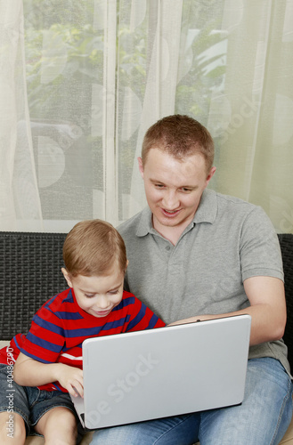 Foto: Man and boy using laptop Man and boy using laptop