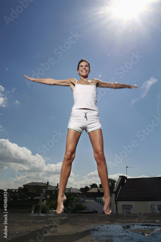 Foto: Woman jumping up Woman jumping up