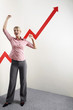 Foto: Businesswoman shaking fist in victory, arrow sign going up Businesswoman shaking fist in victory, arrow sign going up