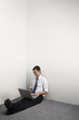 Foto: Businessman sitting on the floor using laptop Businessman sitting on the floor using laptop