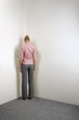Foto: Businesswoman standing in corner of room Businesswoman standing in corner of room