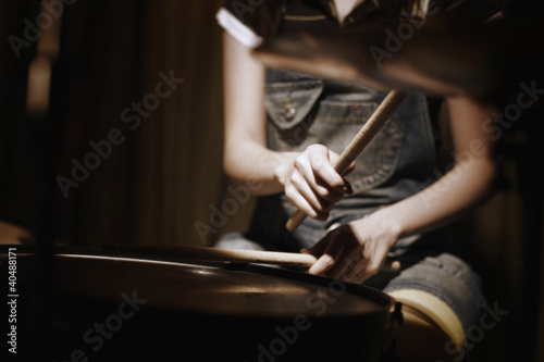 Foto: Young woman playing drums Young woman playing drums