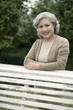 Foto: Senior woman posing behind a swing Senior woman posing behind a swing