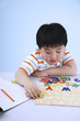 Foto: Boy playing with alphabet puzzle Boy playing with alphabet puzzle