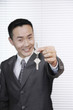 Foto: Businessman offering keys Businessman offering keys