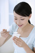 Foto: Woman eating yoghurt Woman eating yoghurt