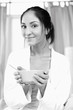Foto: Woman holding a bowl of oatmeal with honey, fruits and almonds Woman holding a bowl of oatmeal with honey, fruits and almonds