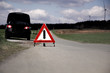 Foto: Warndreieck auf einer Landstrasse Warndreieck auf einer Landstrasse