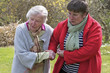 Photo: Aide à la personne - Promenade dans le jardin Aide à la personne - Promenade dans le jardin