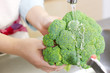 Foto: Beautiful woman in kitchen making salad Beautiful woman in kitchen making salad