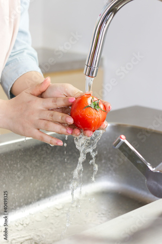 Foto: Beautiful woman in kitchen making salad Beautiful woman in kitchen making salad