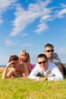 Glückliche Familie auf einer Wiese im Sommer