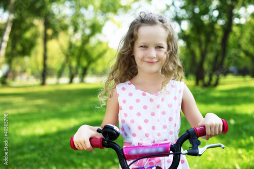 Foto: Little girl in summer park Little girl in summer park