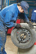 Foto: machanic repairman at tyre balancing adjustment machanic repairman at tyre balancing adjustment