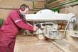 Foto: closeup carpentry wood cross cutting closeup carpentry wood cross cutting